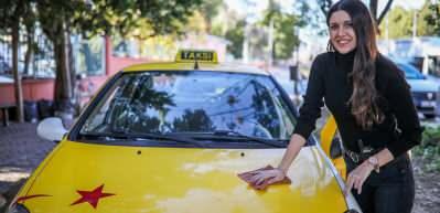 &Uuml;niversiteyi bitiren Dilara, baba mesleği olan taksiciliği se&ccedil;ti