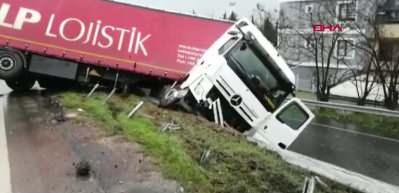 Kaygan yolda kaza yapan tır askıda kaldı
