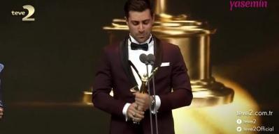 &Ccedil;ağlar Ertuğrul'un Tamer Karadağlı g&ouml;ndermesi &ouml;d&uuml;l gecesine damga vurdu!