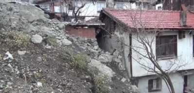 Ankara'da evlerin &uuml;zerine kaya yağdı