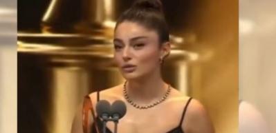 Ay&ccedil;a Ayşin Turan &ouml;d&uuml;l&uuml;n&uuml; babasına ithaf etti