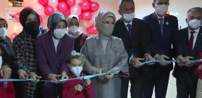 Emine Erdoğan'dan &ouml;ğrencilere &ccedil;ifte m&uuml;jde