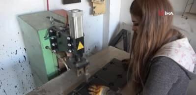 Kadın usta erkeklere taş &ccedil;ıkartıyor