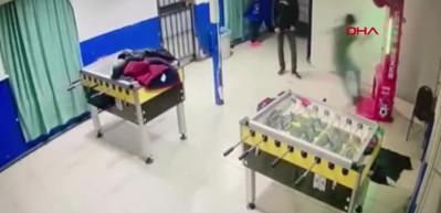 Oyun makinesinin intikamı! Tekme atmak isterken duvara girdi