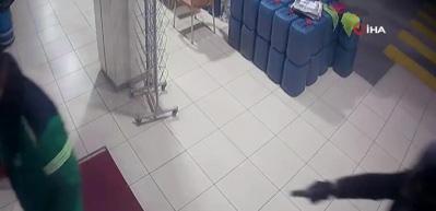 Bunu da g&ouml;rd&uuml;k! 560 lira i&ccedil;in akaryakıt istasyonunu soydular
