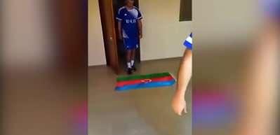 Ermeni futbolcular'dan &ccedil;irkin hareket! Azerbaycan bayrağını &ccedil;iğnedi ve &uuml;zerine t&uuml;k&uuml;rd&uuml;ler!