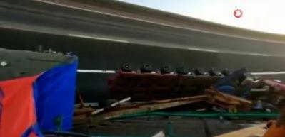 &Ccedil;in&rsquo;de otoyol k&ouml;pr&uuml;s&uuml; &ccedil;&ouml;kt&uuml;: 3 &ouml;l&uuml;, 4 yaralı