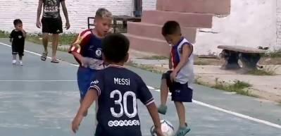 Emzikli Maradona! Yeteneğiyle izleyenleri kendine hayran bırakıyor