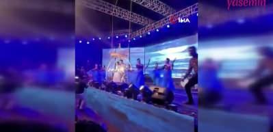 Hindistan'da gelin ve damat metrelerce y&uuml;ksekten yere &ccedil;akıldı