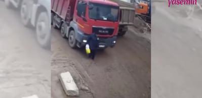 Kamyonun altında kaldı! Burnu bile kanamadı