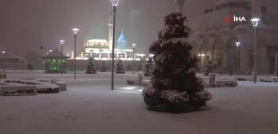 Konya'da kar sevinci! Yağan karı oyunla karşıladılar