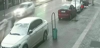 Kağıt toplayıcının &ccedil;&ouml;p kovasını &ccedil;aldığı anlar kamerada