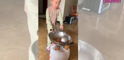 K&uuml;&ccedil;&uuml;k &ccedil;ocuğun şef taklidi g&uuml;ld&uuml;rd&uuml;