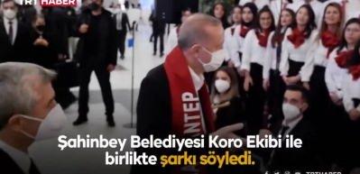 Başkan Erdoğan, gen&ccedil;lere eşlik etti: Beraber y&uuml;r&uuml;d&uuml;k biz bu yollarda