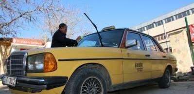 Elazığ’da kentin en eski taksicisi, nostalji aracıyla yıllardır yollarda