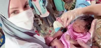 Gamze &Ouml;z&ccedil;elik Nijer'de bebeklerin yardımına koştu! 