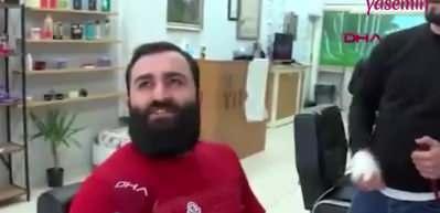 Kuaf&ouml;r&uuml;n elindeki f&ouml;n makinası alev aldı