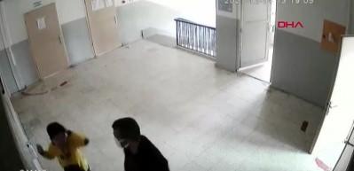 &Ouml;ğretmenden, &ouml;ğrenciye tokat ve yumruklu dayak kamerada