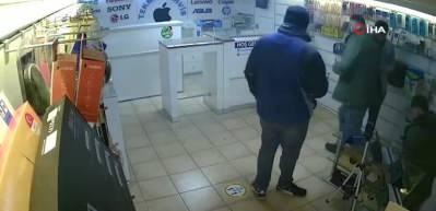 Şişen cep telefonu bataryası elinde patladı, o anlar kameraya yansıdı