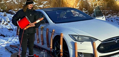 Tesla S model aracını dinamitlerle havaya uçurdu