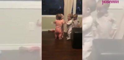 Bebeklerin selamlaşma seremonisi izleyenleri g&uuml;ld&uuml;rd&uuml;