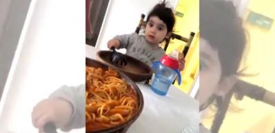 Her g&uuml;n makarna yemekten sıkılan kızın videosu g&uuml;ld&uuml;rd&uuml;