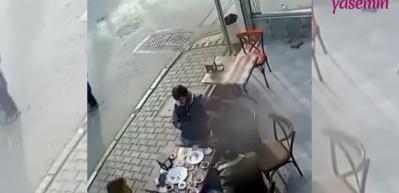 Kafede oturan m&uuml;şterilerin masalarına kedi d&uuml;şt&uuml;!