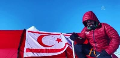 Kıbrıs T&uuml;rk&uuml; dağcı Uzun, KKTC bayrağını Antarktika'nın zirvesine dikti