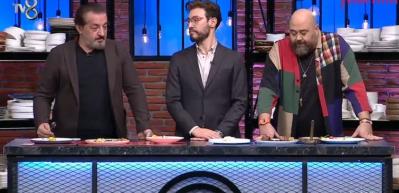 MasterChef'te Mehmet Şef Tahsin'in tatlısı i&ccedil;in kaşık attı!