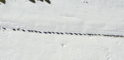 Besiciler, yayladaki s&uuml;r&uuml;lerini karlı dağları aşarak k&ouml;ye ulaştırdı