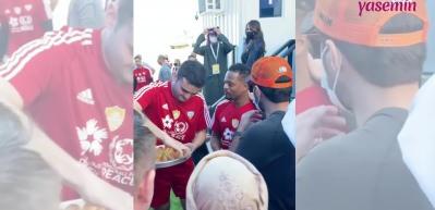 CZN Burak d&uuml;nyaca &uuml;nl&uuml; futbolculara elleriyle baklava yedirdi