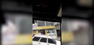 İETT'nin olaysız bir g&uuml;n&uuml; ge&ccedil;miyor! Yolcunun kafasına par&ccedil;a d&uuml;şt&uuml;