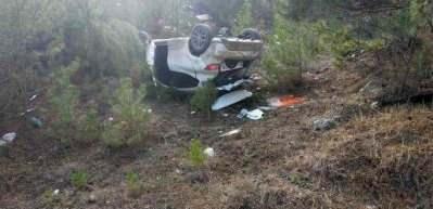 Karab&uuml;k'te otomobil şarampole devrildi: 3 s&ouml;zleşmeli er yaralandı!