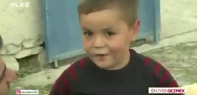 K&uuml;&ccedil;&uuml;k &ccedil;ocuğun '&ouml;zg&uuml;rl&uuml;k' anlayışı izleyenleri g&uuml;ld&uuml;rd&uuml;