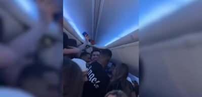 Uçakta maskesiz parti yapan ünlüler tepkilere neden oldu