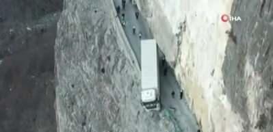 Uçurumun kenarında asılı kalan kamyon 3 gün sonra kurtarıldı