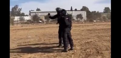 İsrail askerleri Filistinli genci tutuklarken selfie &ccedil;ekti