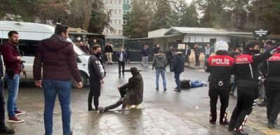 Diyarbakır'da adliye &ouml;n&uuml;nde silahlı kavga! Yaralılar var