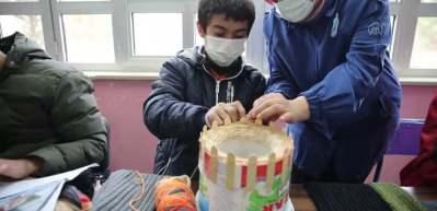 Elazığ’da işitme engelli öğrenciler Mehmetçik’i unutmadı! Üşümesinler diye atkı ördüler