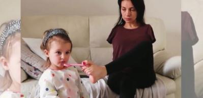 Kolları olmadan kızına yemek yediren anne!