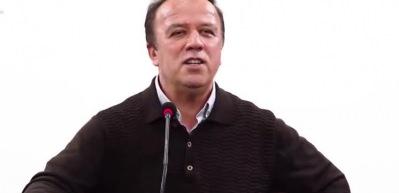 Yazar Ali Emre ateizmin kıyısından nasıl d&ouml;nd&uuml;ğ&uuml;n&uuml; anlattı: Bizi M&uuml;sl&uuml;manların vitrini etkiledi