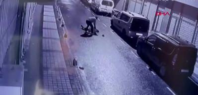 Bağcılar'da arkadaşına yumruk atıp bayılttı, o anlar kameraya yansıdı