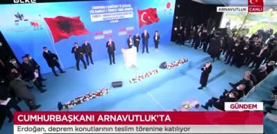 Cumhurbaşkanı Erdoğan ev sahiplerine anahtarlarını teslim etti