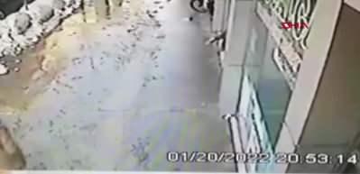 Dehşet anları! &Ccedil;atıdan başına kar k&uuml;tlesi d&uuml;şt&uuml;!