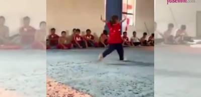 Minik Çinli'nin dans şovu! Sosyal medyada viral oldu