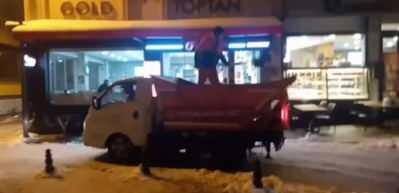 Tarihi Yarımada'da kar küreme çalışmaları aralıksız sürüyor