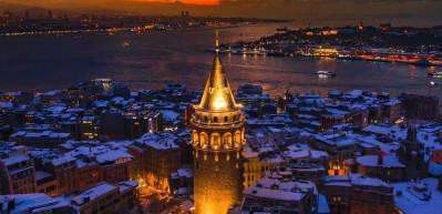 İstanbul'da mest eden görüntü! Galata Kulesi'nde kış masalı   