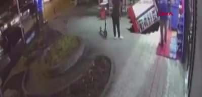 Kadık&ouml;y'de iş yeri sahibi &ccedil;&ouml;kme ile birlikte 5 metrelik &ccedil;ukura d&uuml;şt&uuml;, herkes şok oldu