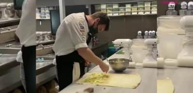 Kıvan&ccedil; Tatlıtuğ mutfağa girdi, eşinden yorum gecikmedi