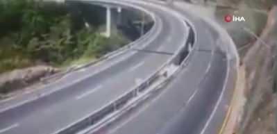 Kolombiya&rsquo;da yolcu otob&uuml;s&uuml; devrildi